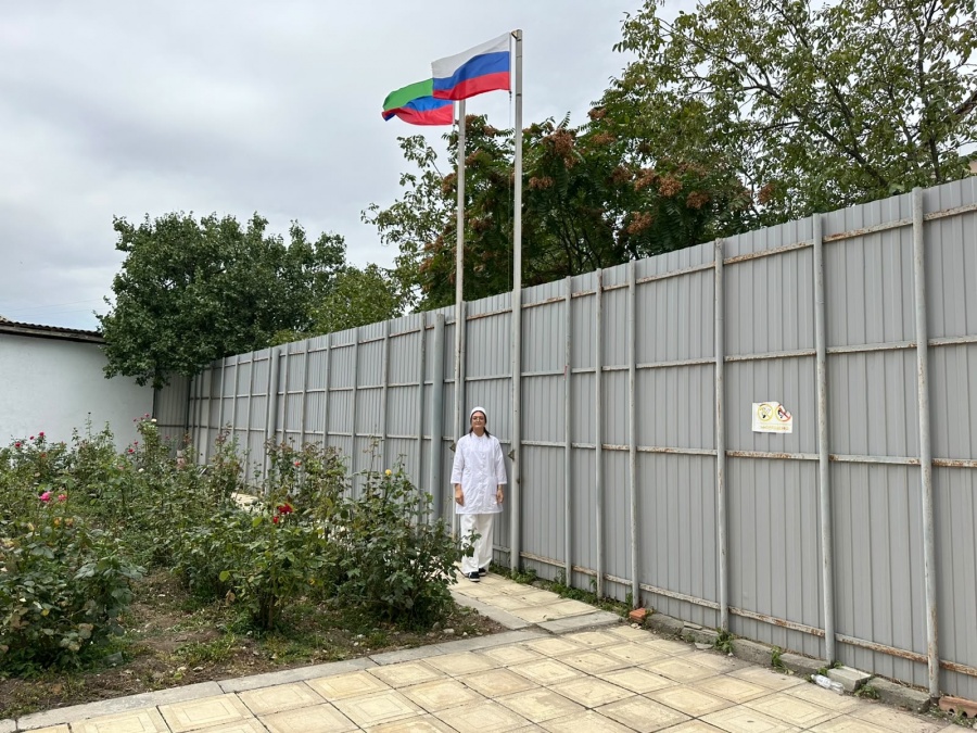 В ПОАНО «Медицинский колледж» г. Хасавюрт прошла торжественная линейка, посвящённая поднятию флагов Российской Федерации и Республики Дагестан!