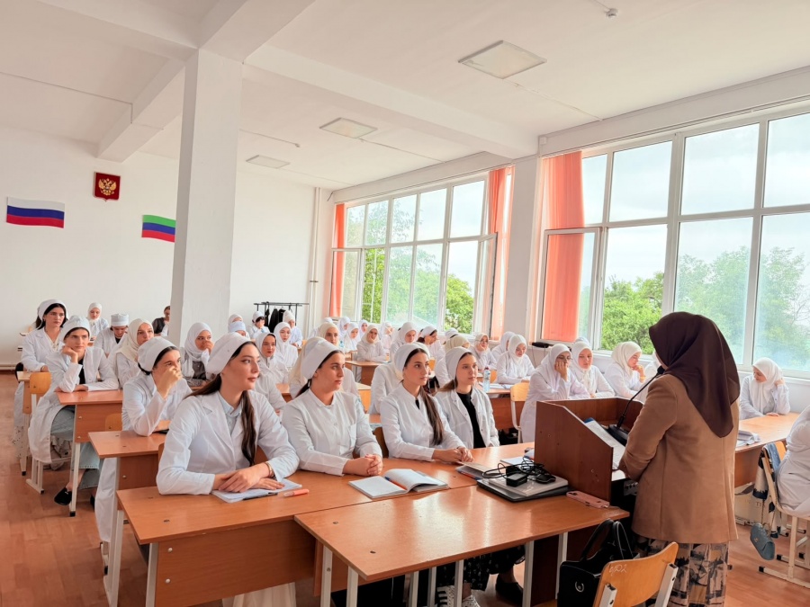24.09.2026г в ПОАНО "Медицинский колледж" г. Хасавюрт провели встречу с сотрудником санэпидемстанции Эльдерхановой Мединой Самадовной .