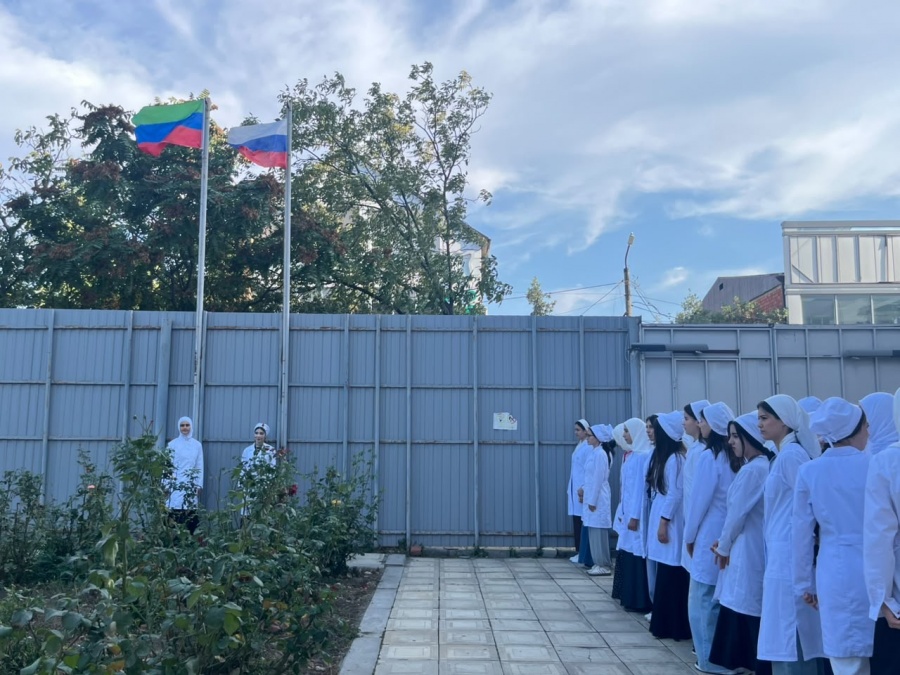 28 сентября в ПОАНО «Медицинский колледж» г. Хасавюрт прошла торжественная церемония поднятия флагов Российской Федерации и Республики Дагестан