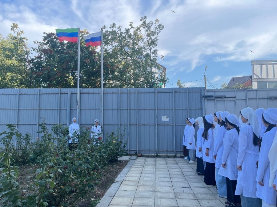 19.10.2026г в ПОАНО «Медицинский колледж» г. Хасавюрт состоялась торжественная церемония поднятия флагов Российской Федерации и Республики Дагестан