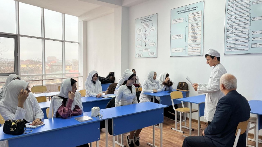 12.12.2025г в ПОАНО "Медицинский колледж "г.Хасавюрт проведен классный час ,посвящённый Дню Конституции Российской Федерации .