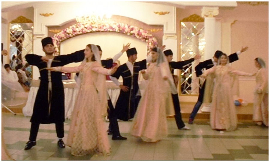 Лезгинка - национальный танец. Исполняют студенты колледжа