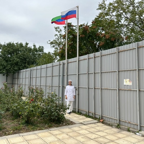 В ПОАНО «Медицинский колледж» г. Хасавюрт прошла торжественная линейка, посвящённая поднятию флагов Российской Федерации и Республики Дагестан!