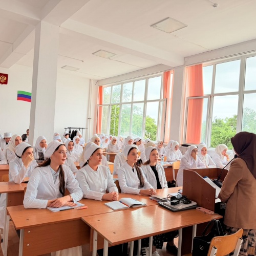 24.09.2026г в ПОАНО "Медицинский колледж" г. Хасавюрт провели встречу с сотрудником санэпидемстанции Эльдерхановой Мединой Самадовной .